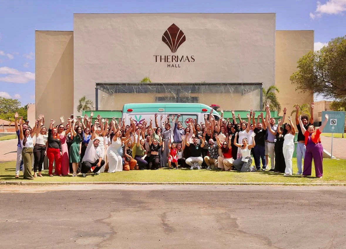 Equipe Gvitta reunida em frente à ambulância